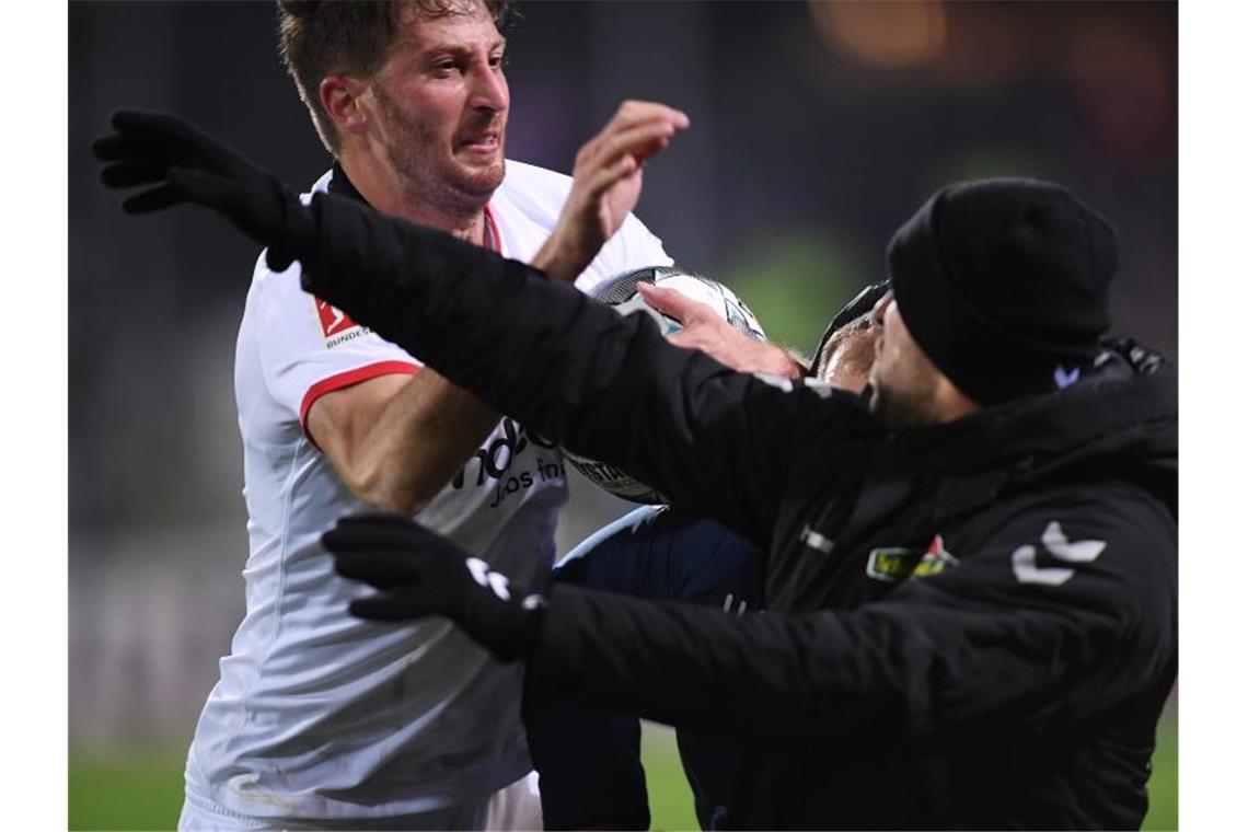Rot nach Rempler gegen Streich - Freiburg auf Rang vier Kurz vor dem Abpfiff hatte David Abraham den SC-Coach vor der Freiburger Bank mit dem Arm umgerannt. Foto: Patrick Seeger/dpa