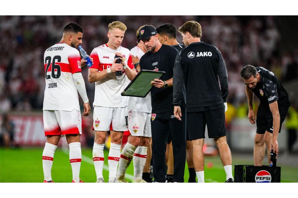 Kurz vor dem Anpfiff gab Sebastian Hoeneß seinen Spielern noch letzte taktische Anweisungen mit auf den Weg.