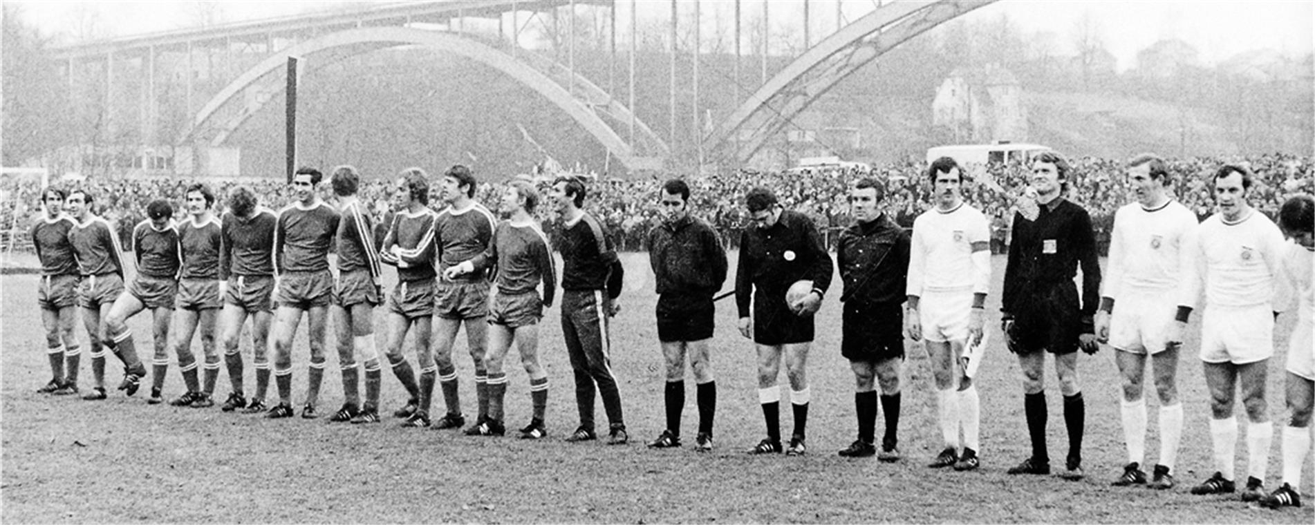 Kurz vor dem Anpfiff im mit über 8000 Zuschauern brechend vollen Etzwiesenstadion: Die Fußballer der TSG Backnang freuen sich auf das Duell mit den Stars des FC Bayern München um Franz Beckenbauer, Torwart Sepp Maier, Georg „Katsche“ Schwarzenbeck, Franz „Bulle“ Roth und Gerd Müller (weiße Trikots, von links). Für die Roten sind am Ball: Martin Haas, Gerhard Rieger, Werner Weingärtner, Alfred Zwickl, Uli Einmüllner, Kurt Rieger, Wolfgang Hammel, Roland Weiß, Ernst Werner, Manfred Klumpner und Klaus Köngeter (von links). Oskar Karsch und Dieter Weiß wurden eingewechselt. Fotos: L. Fügner, privat