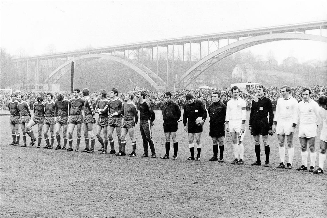 Kurz vor dem Anpfiff im mit über 8000 Zuschauern brechend vollen Etzwiesenstadion: Die Fußballer der TSG Backnang freuen sich auf das Duell mit den Stars des FC Bayern München um Franz Beckenbauer, Torwart Sepp Maier, Georg „Katsche“ Schwarzenbeck, Franz „Bulle“ Roth und Gerd Müller (weiße Trikots, von links). Für die Roten sind am Ball: Martin Haas, Gerhard Rieger, Werner Weingärtner, Alfred Zwickl, Uli Einmüllner, Kurt Rieger, Wolfgang Hammel, Roland Weiß, Ernst Werner, Manfred Klumpner und Klaus Köngeter (von links). Oskar Karsch und Dieter Weiß wurden eingewechselt. Fotos: L. Fügner, privat