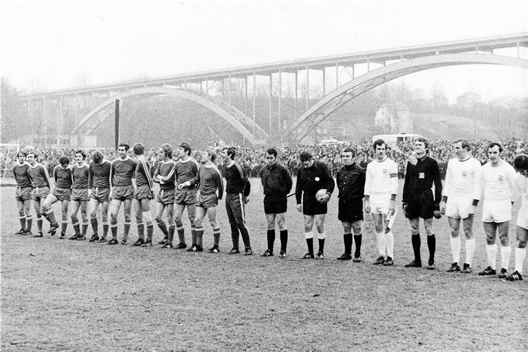 Kurz vor dem Anpfiff im mit über 8000 Zuschauern brechend vollen Etzwiesenstadion: Die Fußballer der TSG Backnang freuen sich auf das Duell mit den Stars des FC Bayern München um Franz Beckenbauer, Torwart Sepp Maier, Georg „Katsche“ Schwarzenbeck, Franz „Bulle“ Roth und Gerd Müller (weiße Trikots, von links). Für die Roten sind am Ball: Martin Haas, Gerhard Rieger, Werner Weingärtner, Alfred Zwickl, Uli Einmüllner, Kurt Rieger, Wolfgang Hammel, Roland Weiß, Ernst Werner, Manfred Klumpner und Klaus Köngeter (von links). Oskar Karsch und Dieter Weiß wurden eingewechselt. Fotos: L. Fügner, privat