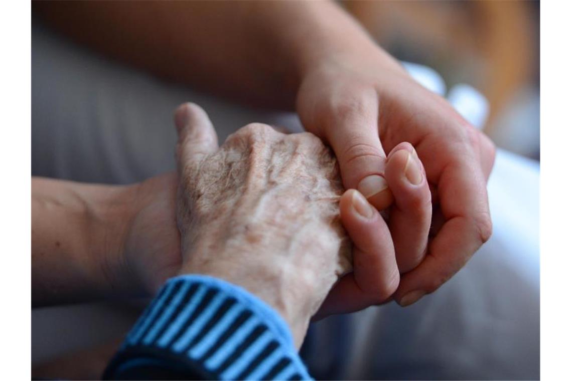 Hohe Sterblichkeit in Pflegeheimen in Corona-Wellen Kurz vor dem Jahreswechsel gab es durchschnittlich 80 Prozent mehr Sterbefälle in den Einrichtungen. Foto: Jens Kalaene/dpa-Zentralbild/dpa