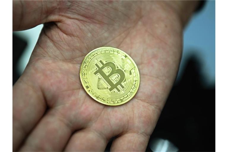 Kurz vor dem Jahreswechsel ist der Bitcoin erstmals über 29.000 US-Dollar gestiegen. Foto: Nicolas Armer/dpa