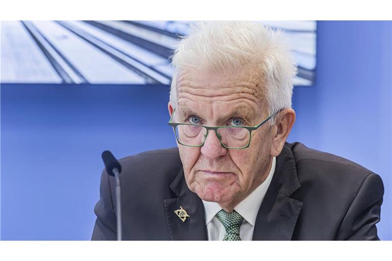 Kurz vor dem Ruhestand eckt Winfried Kretschmann noch einmal bei der Beamtenlobby an – manche Bürger dürften es mit Sympathie sehen.