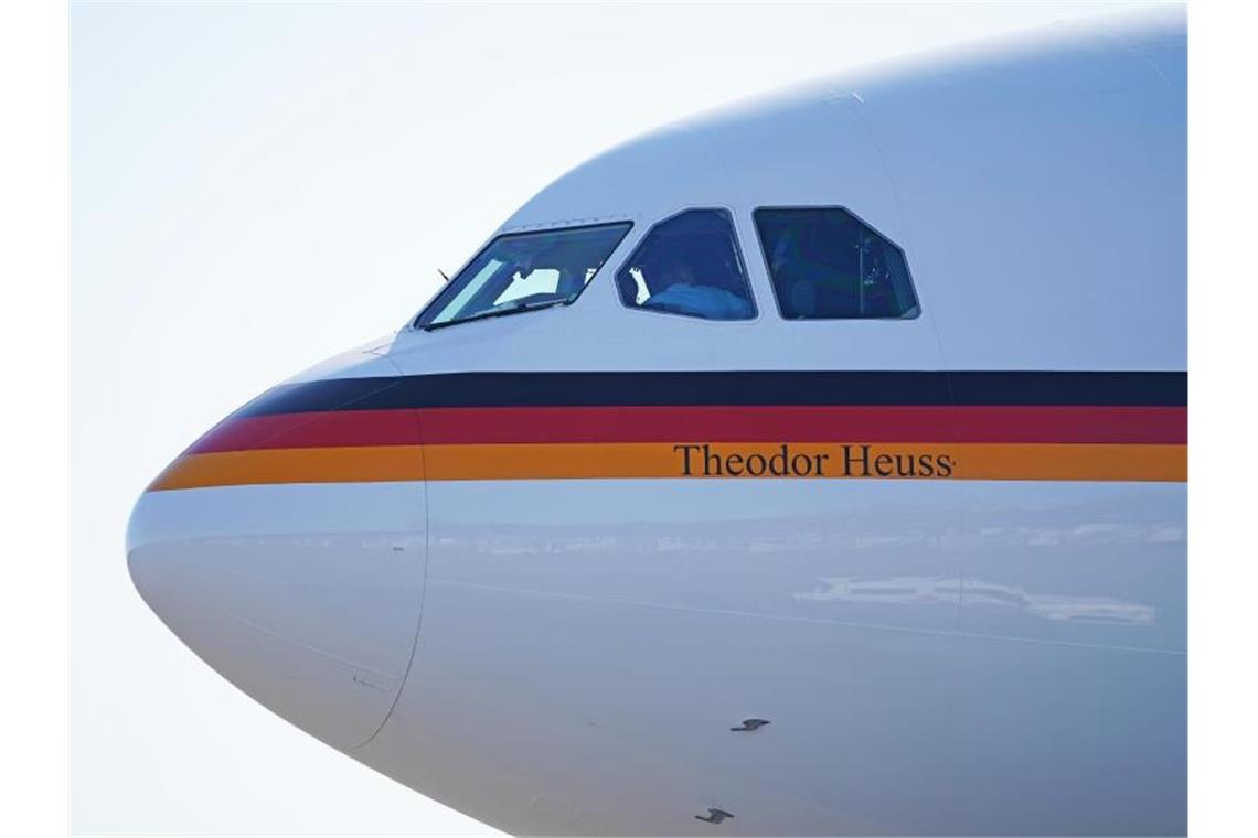 Fünf deutsche Minister in vier Flugzeugen Kurz vor dem Start steht der Airbus 340 der Luftwaffe, der Kanzlerin Merkel nach New York bringt, auf dem militärischen Teil des Flughafens Berlin-Tegel. Foto: Kay Nietfeld