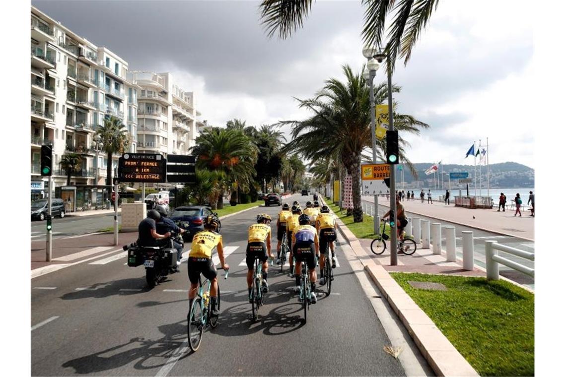 Kurz vor dem Tour-Start in Nizza wurden die Corona-Maßnahmen für die Teams verstärkt. Foto: Thibault Camus/AP/dpa