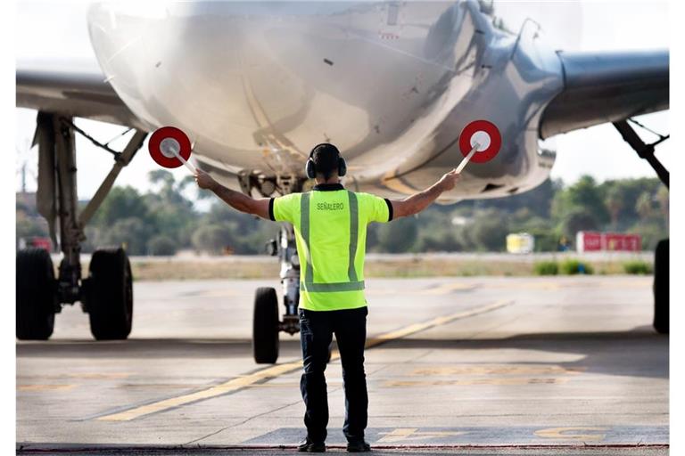Kurz vor der Hochsaison wächst am Flughafen Palma die Unsicherheit: Ein Streik könnte für Einschränkungen sorgen, die nicht nur einzelne Reisende betreffen. Wer besonders aufpassen sollte und warum auch andere Fluggäste mehr Zeit einplanen könnten.