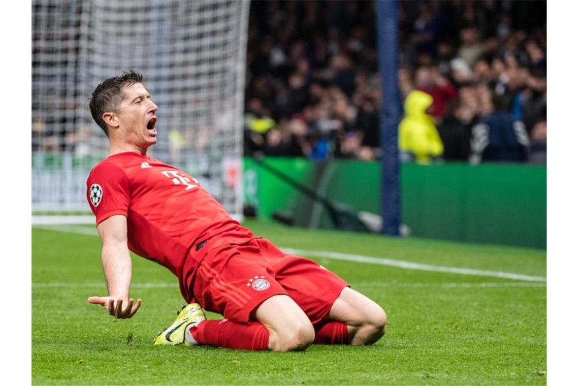 Kurz vor der Pause schlug Robert Lewandowski zu und erzielte das 2:1. Foto: Matthias Balk/dpa