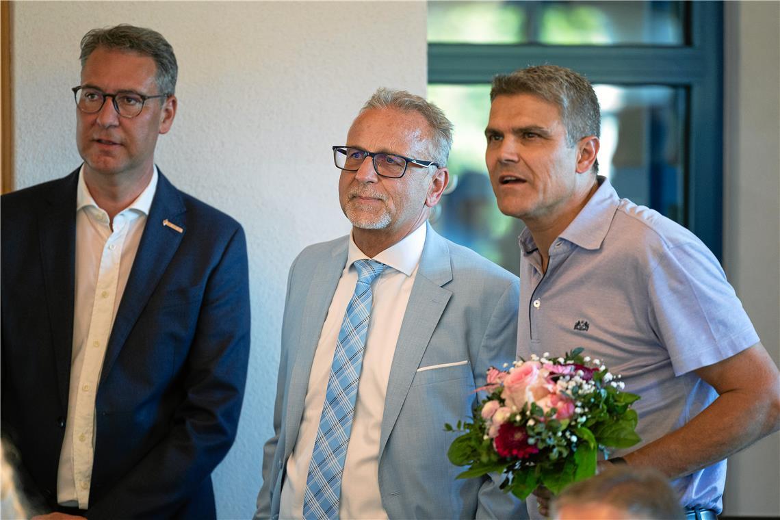 Kurz vor der Verkündung des Wahlergebnisses herrscht noch Skepsis bei Landrat Richard Sigel, Bürgermeister Reinhold Sczuka und Jürgen Kiesl (von links), dem Bürgermeister der Gemeinde Leutenbach. Foto: Alexander Becher