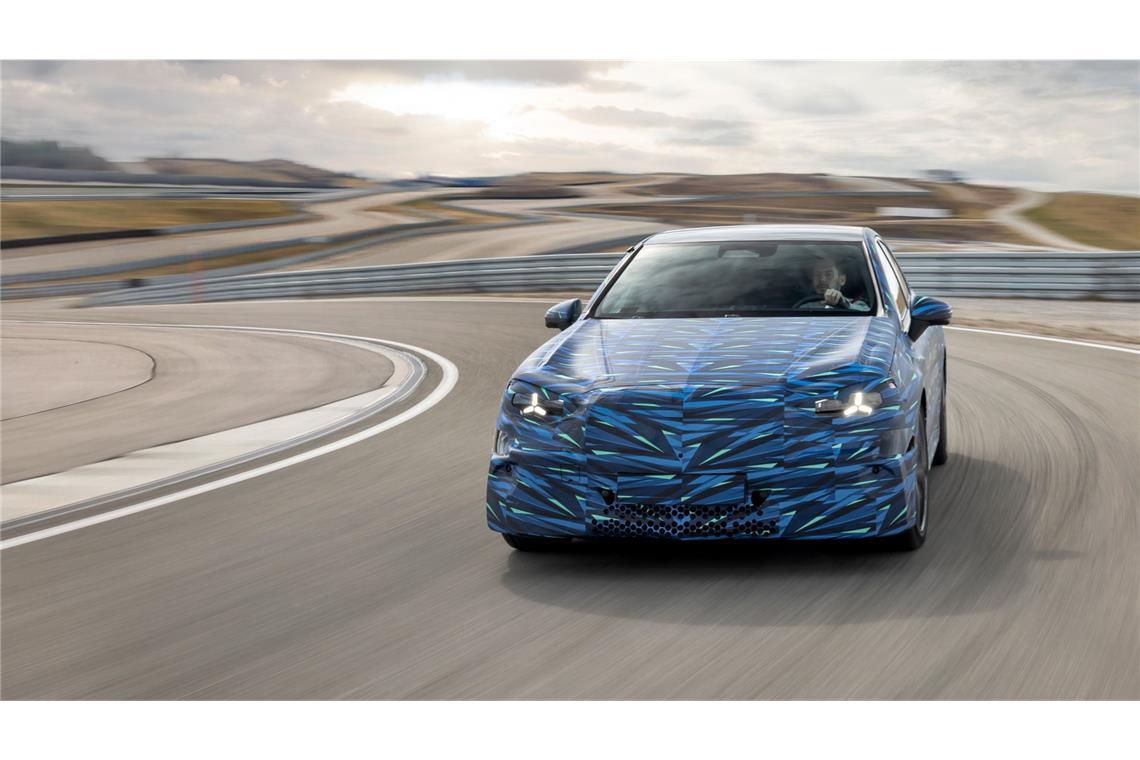 Kurz vor der Weltpremiere im April hat Mercedes dabei jetzt bei einer Mitfahrt im Prototypen schon erste Details zu der neuen Baureihe bekanntgegeben.