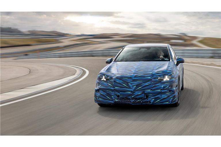 Kurz vor der Weltpremiere im April hat Mercedes dabei jetzt bei einer Mitfahrt im Prototypen schon erste Details zu der neuen Baureihe bekanntgegeben.