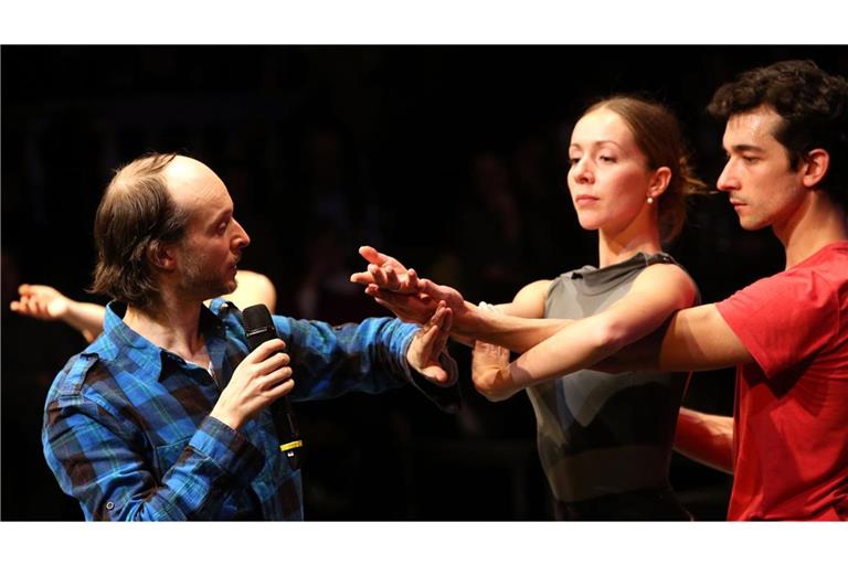 Kurz vor ihrem Abschied aus Stuttgart arbeitete Rachele Buriassi an der Seite ihres Kollegen  Kollegen Özkan Ayik (rechts) mit dem Choreografen Sidi Larbi Cherkaoui  an  dessen „Feuervogel“.
