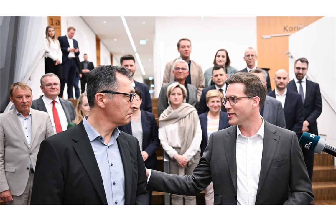 Kurz vor Mitternacht tragen Cem Özdemir (Grüne) und Manuel Hagel (CDU) vor die Presse. Der CDU-Landeschef hatte wenige Minuten später Geburtstag.