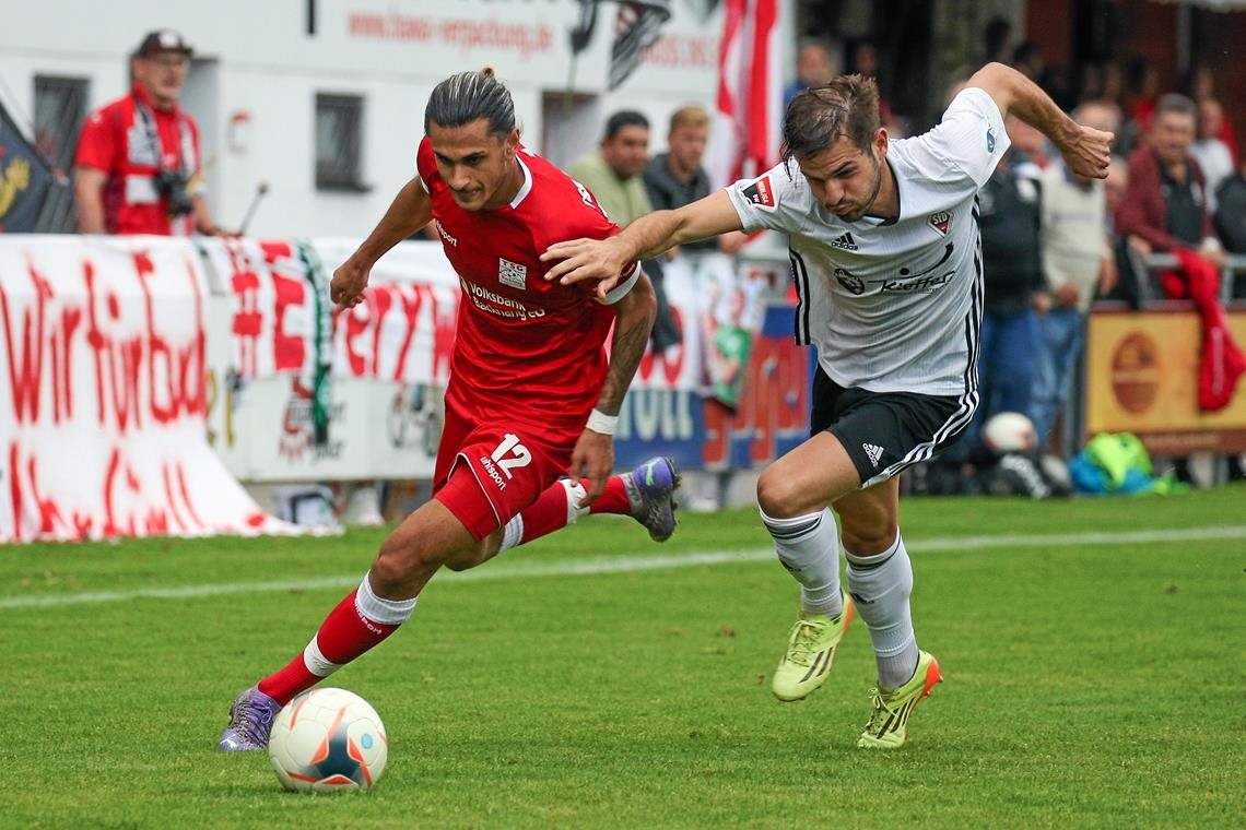 Kurz vor Schluss war Flavio Santoro (links) mit der TSG gegen Dorfmerkingen noch voraus. Am Ende reichte es doch nicht zum Sieg. Morgen erwartet Backnang nun den FV Ravensburg. Für die Etzwiesenelf das erste Spiel von drei Duellen in Folge gegen Topteams. Foto: A. Becher