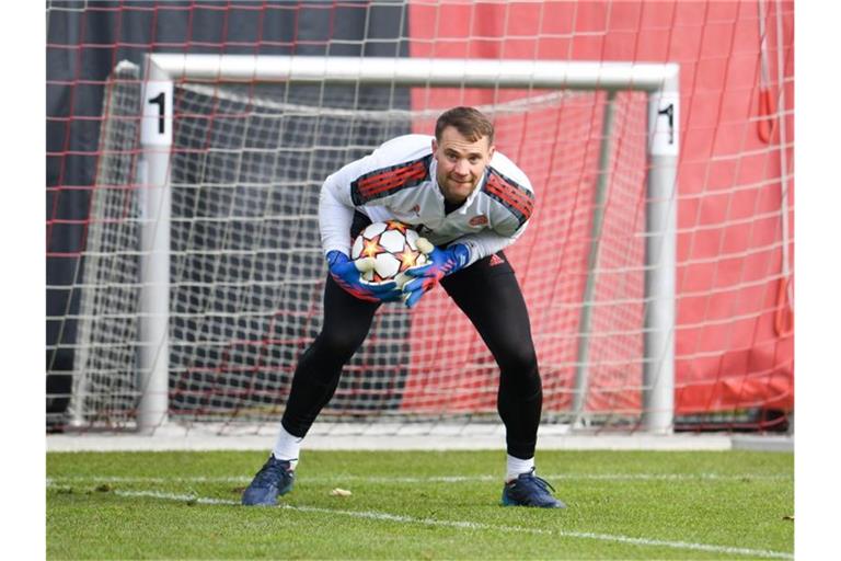 Kurz vor seinem Comeback hechtet Torwart Manuel Neuer wieder über den Platz. Foto: Tobias Hase/dpa