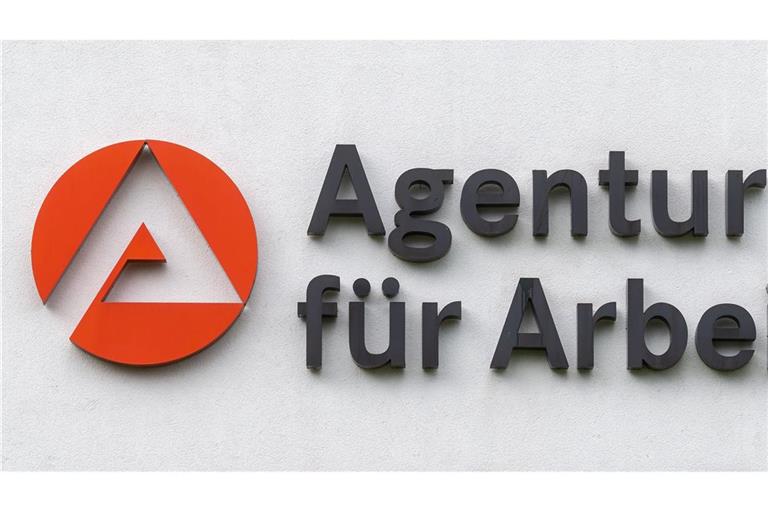 Kurz vor Veröffentlichung der Arbeitsmarktdaten am Freitag gibt es unterschiedliche Prognosen für die Beschäftigung. (Archivbild)