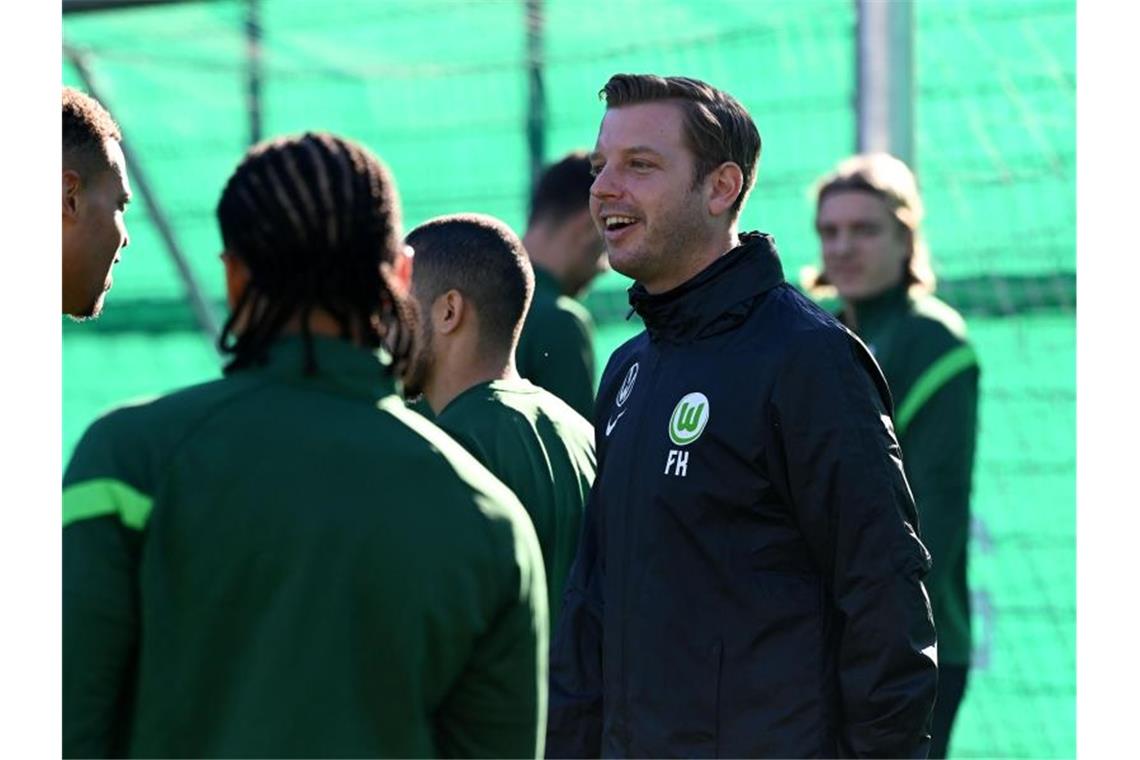 Kurz zuvor leitete Kohfeldt (r) sein erstes Training mit seinem neuen Team. Foto: Hauke-Christian Dittrich/dpa