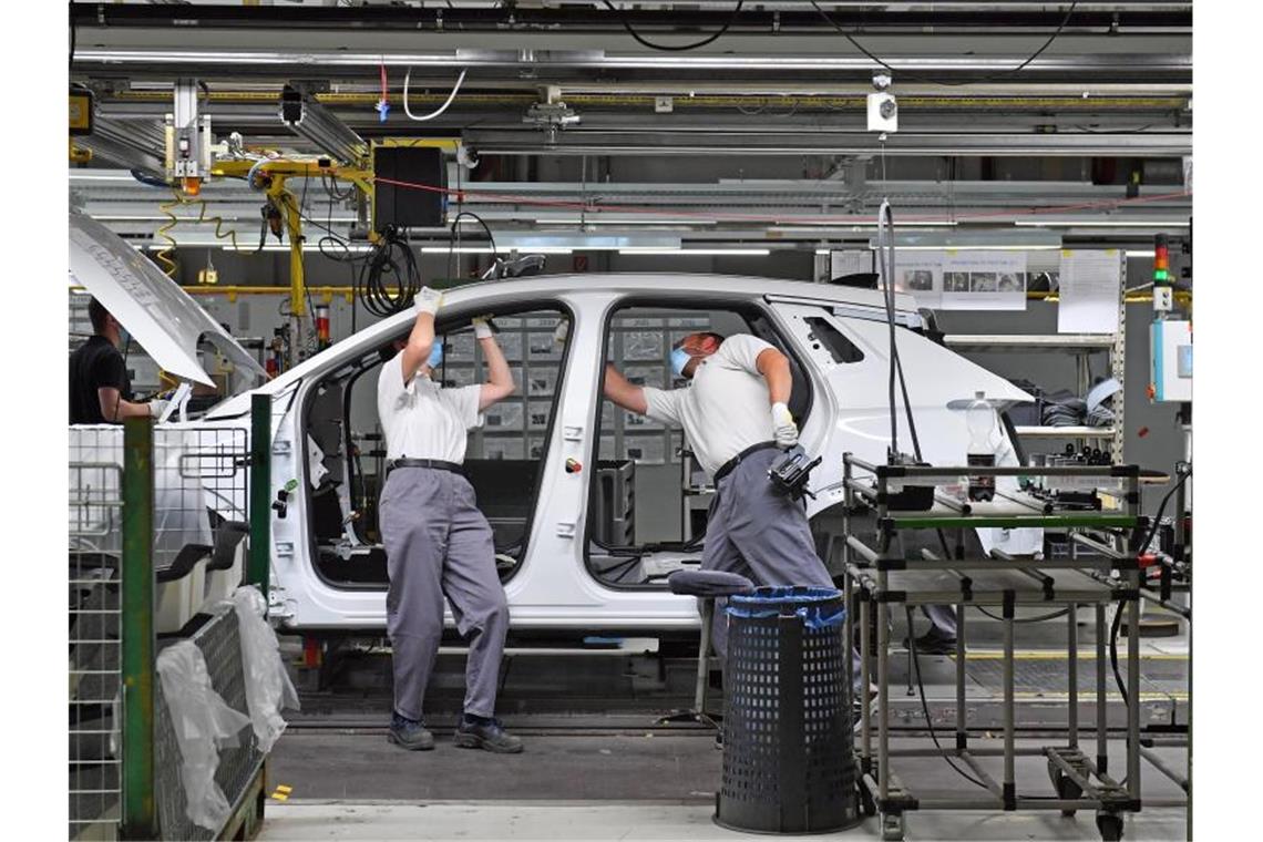 Zahl der Kurzarbeiter sinkt leicht Kurzarbeit im Zuge der Corona-Krise hat vor allem Regionen mit einem hohen Anteil der Autobranche und anderen Unternehmen aus der Metall- und Elektroindustrie sowie Urlaubsgebiete getroffen. Foto: Martin Schutt/dpa-Zentralbild/dpa