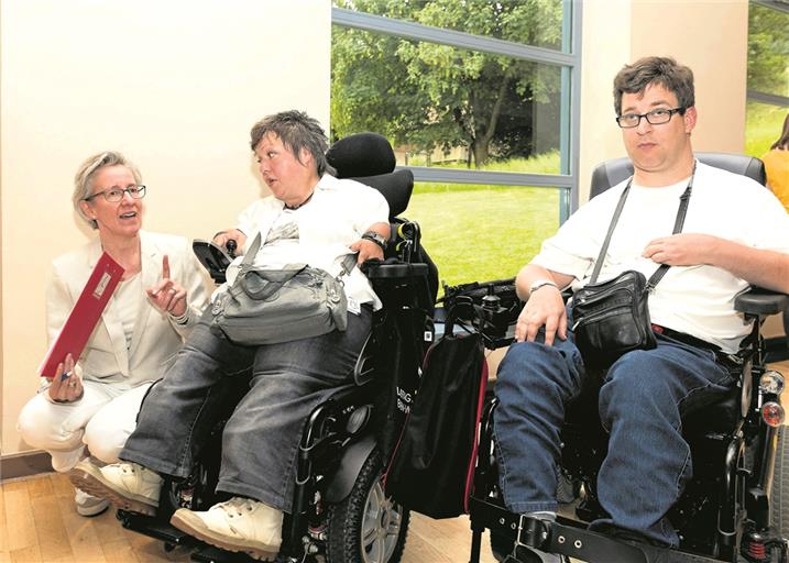 Kurzbesprechung beim Auftakt in der Festhalle (von links): Projektkoordinatorin Andrea Bofinger mit Projektleiterin Ines Vorberg sowie Simon Maier vom Kreisjugendring Rems-Murr. Fotos: J. Fiedler
