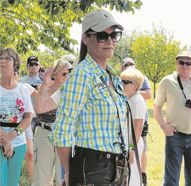 Fan-Karawane folgt Sängerin Andrea Berg Kurze Rast bei der Wanderung: Andrea Berg inmitten ihrer Fans. Foto: Y. Weirauch