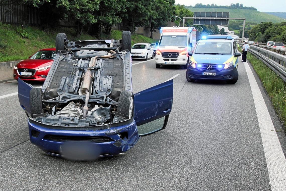 Kurze Vollsperrung nach Verkehrsunfall auf der B29 in Weinstadt am Samstagabend. Foto: 7aktuell.de/Kevin Lermer