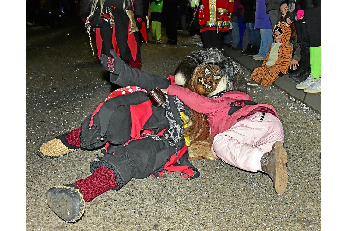Kuschelbedürfnis eines Narren. Nachtumzug der Schbiallomba-Schlotzer in Auenwald...
