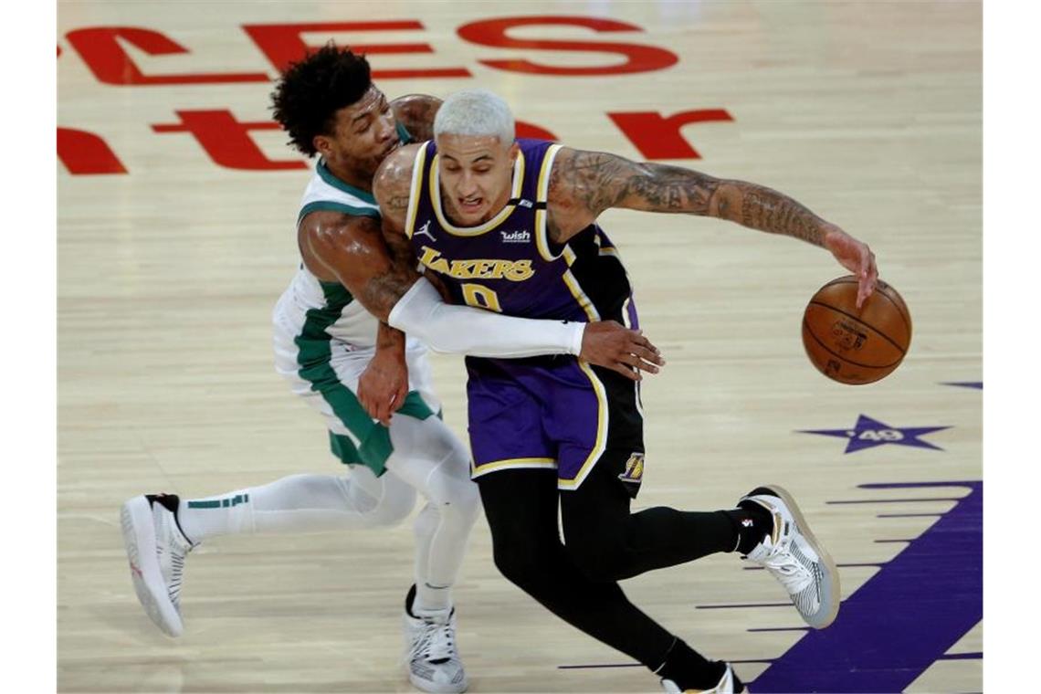 Kyle Kuzma (r) von den Los Angeles Lakers versucht, an Marcus Smart von den Boston Celtics vorbeizukommen. Foto: Ringo H.W. Chiu/AP/dpa