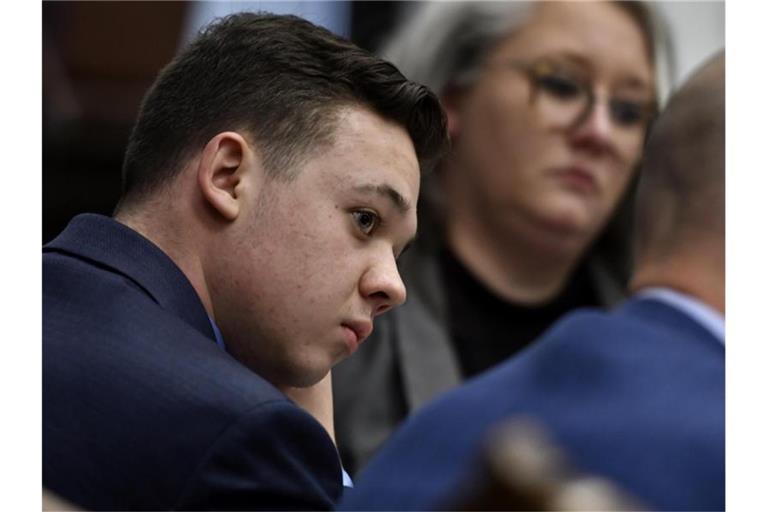 Kyle R. (l) hört dem Schlussplädoyer seines Anwalts Mark Richards zu. Foto: Sean Krajacic/Pool The Kenosha News/dpa