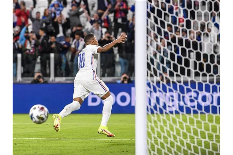 Kylian Mbappé jubelt nach seinem Treffer für die Franzosen. Foto: Fabio Ferrari/LaPresse/AP/dpa