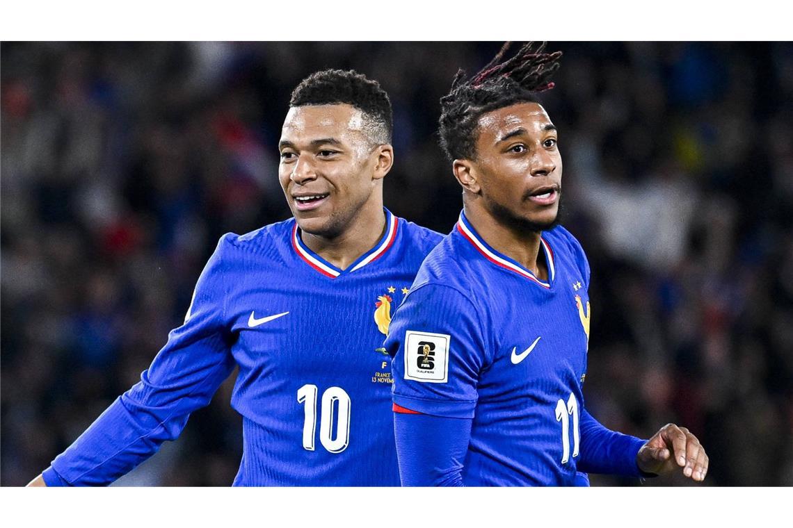 Kylian Mbappé (li.) und Michael Olise schießen Frankreich zur WM: Mit einem 4:0-Sieg gegen die Ukraine im letzten Spiel der Gruppenphase qualifizieren sich die Franzosen als Gruppensieger für die Endrunde.