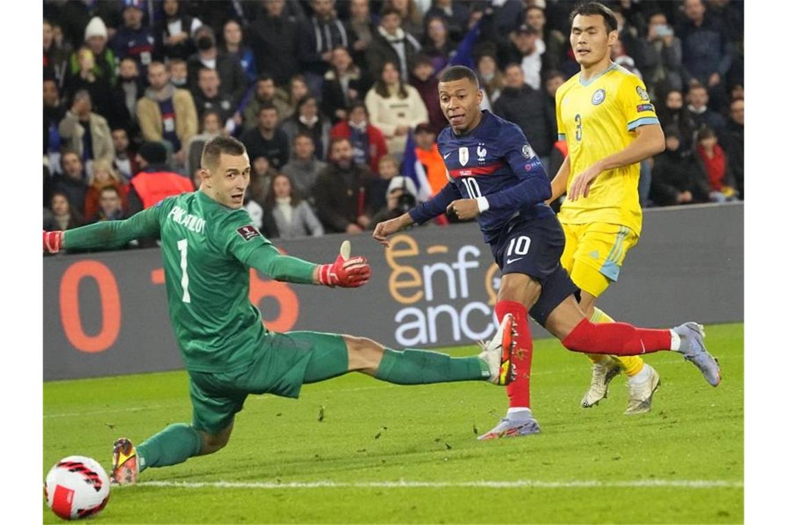 Frankreich und Belgien für WM qualifiziert - Oranje patzt Kylian Mbappe (M) trifft zum 8:0 für Frankreich. Foto: Michel Euler/AP/dpa