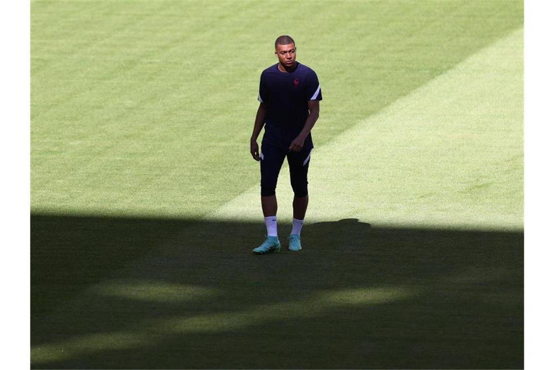 Kylian Mbappé steht beim Abschlusstraining Frankreichs auf dem Platz. Foto: Christian Charisius/dpa