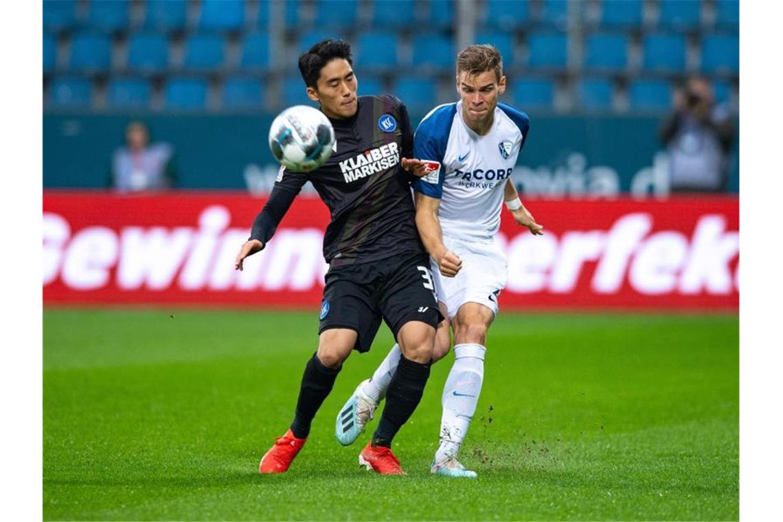 KSC-Ausgleich in Nachspielzeit: Turbulentes 3:3 in Bochum Kyoung-rok Choi vom Karlsruher SC und Bochums Simon Lorenz (l-r.) im Zweikampf um den Ball. Foto: Guido Kirchner/dpa