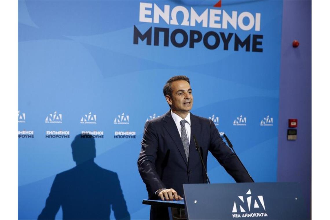 Griechenland wählt Konservative an die Macht Kyriakos Mitsotakis gibt im Hauptsitz seiner Partei eine Pressekonferenz. Foto: Thanassis Stavrakis/AP