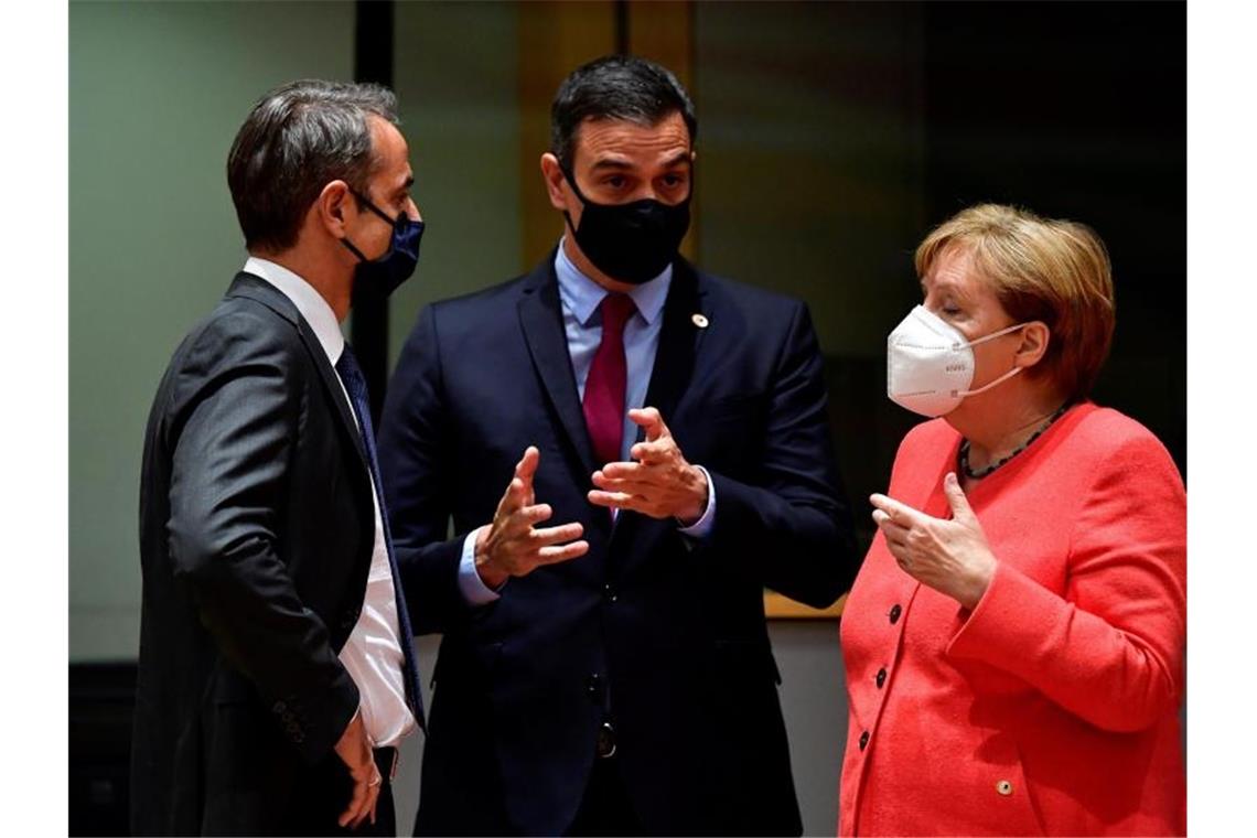 EU-Kompromiss zu Corona-Paket - Deutschland zahlt mehr Kyriakos Mitsotakis (l), Ministerpräsident von Griechenland, Pedro Sanchez, Ministerpräsident von Spanien, und Bundeskanzlerin Angela Merkel während eines Gesprächs im Rahmen des EU-Gipfels. Foto: John Thys/AFP Pool/AP/dpa