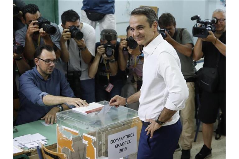 Kyriakos Mitsotakis, Präsident der konservativen bisherigen Oppositionspartei Nea Dimokratia, gibt seine Stimme ab. Foto: Thanassis Stavrakis/AP