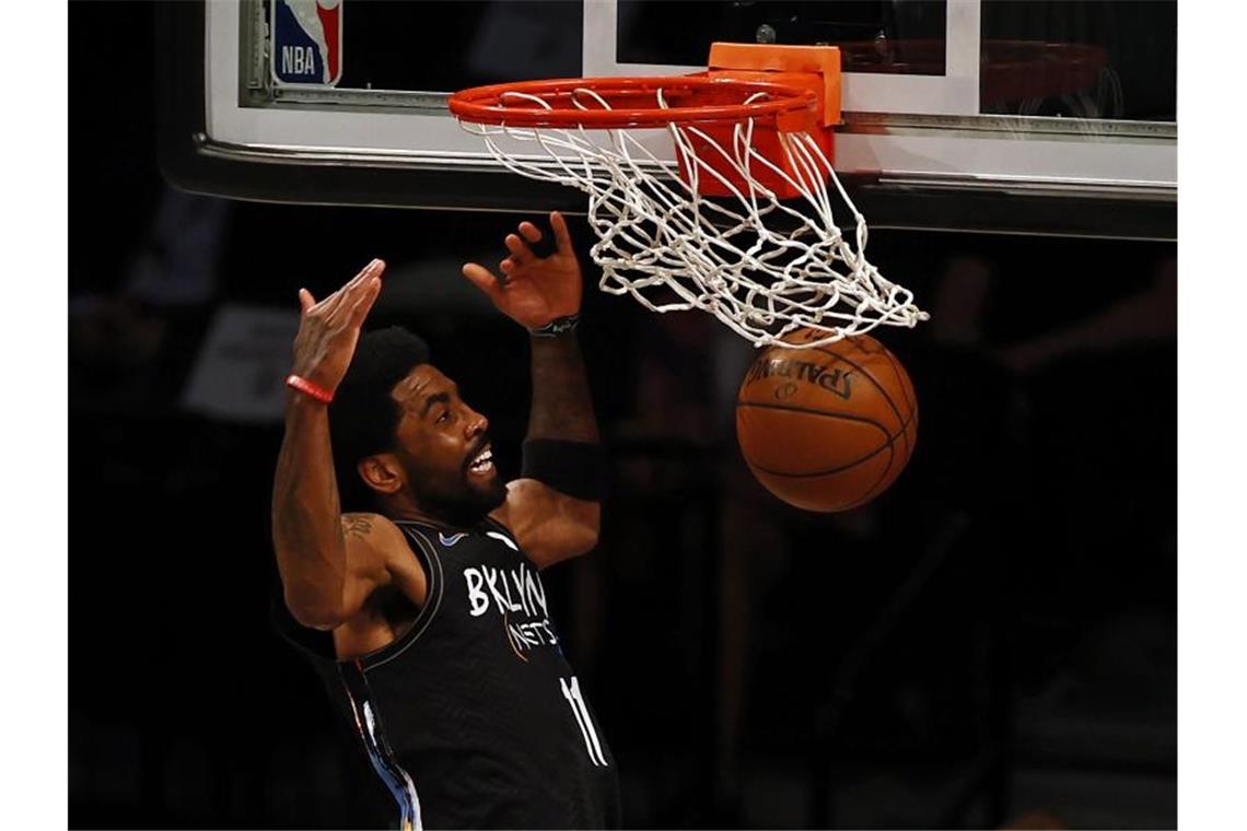 NBA-Playoffs: Schröder und die Lakers vor dem Aus Kyrie Irving von den Brooklyn Nets stopft den Ball in den Korb der Boston Celtics. Foto: Adam Hunger/AP/dpa
