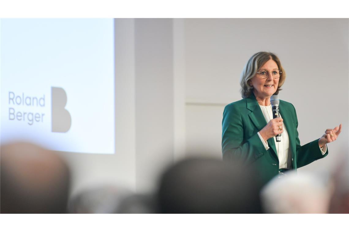 L-Bank-Chefin Edith Weymayr begrüßt das Publikum der Veranstaltung, die von der Stuttgarter Zeitung, Roland Berger und der L-Bank gemeinsam getragen wird.
