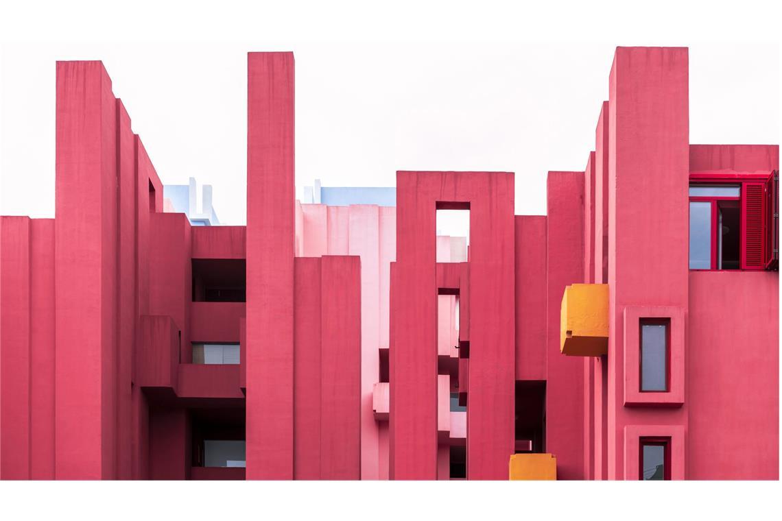 Das Architektenhaus ist jetzt TV-Star „La Muralla Roja“: 1973 in Calpe fertiggestellte Wohnanlage des berühmten spanischen Architekten Ricardo Bofill.