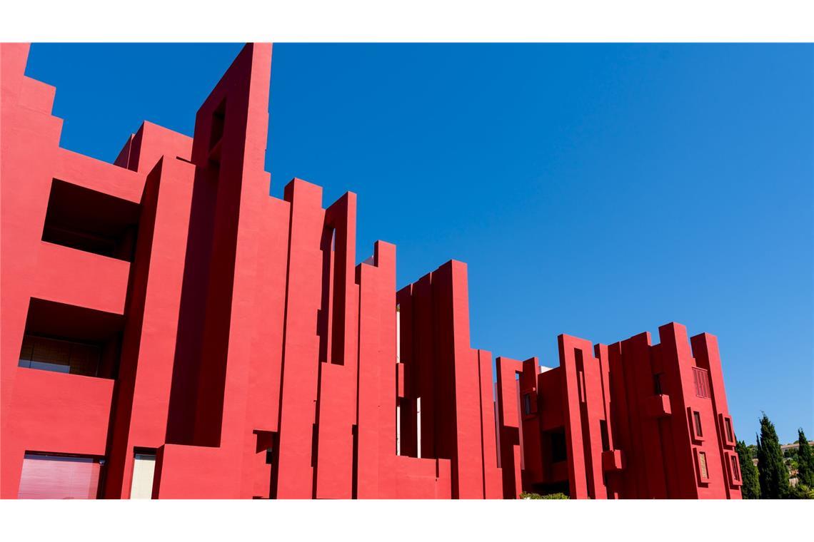 Das Architektenhaus ist jetzt TV-Star „La Muralla Roja“: 1973 in Calpe fertiggestellte Wohnanlage des berühmten spanischen Architekten Ricardo Bofill.