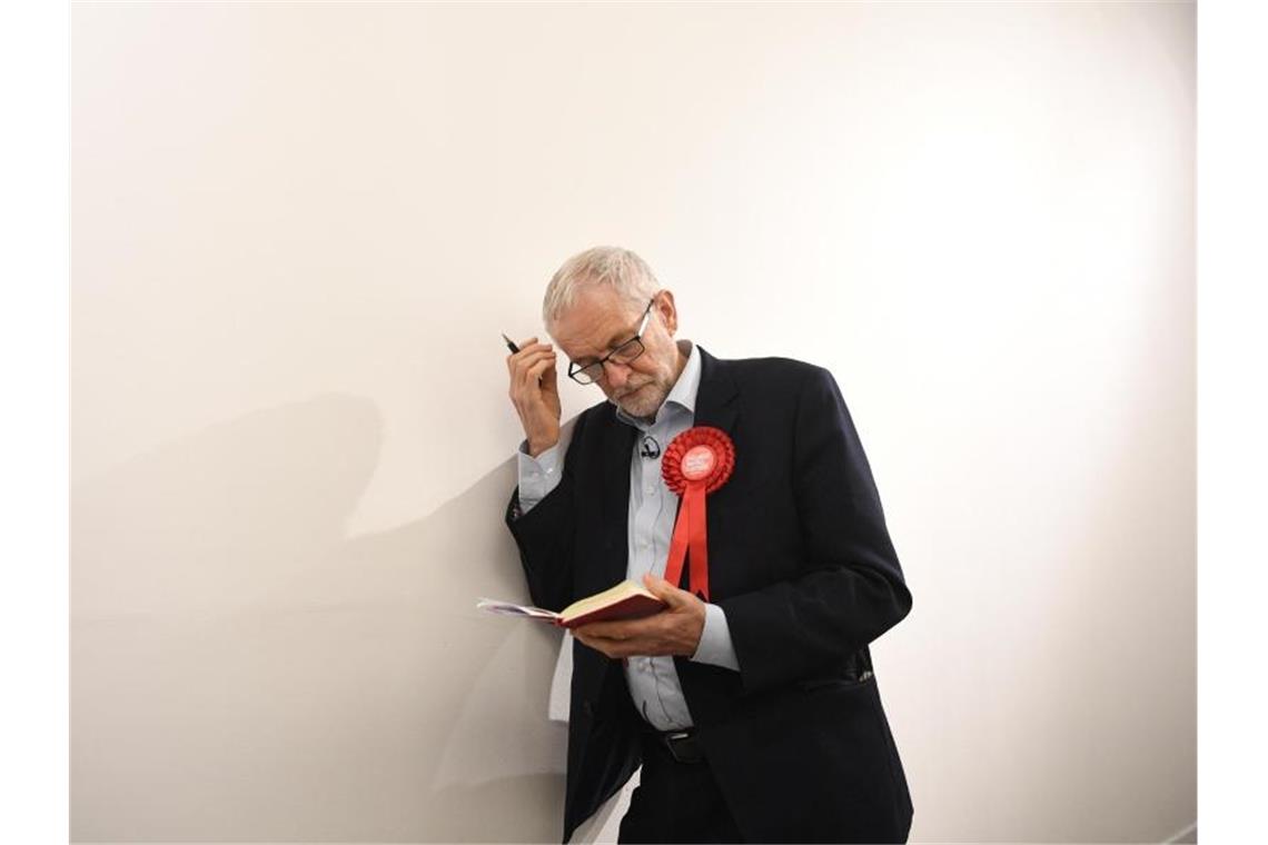 Labour-Chef Jeremy Corby bei der Vorbereitung einer Wahlkampfrede. Foto: Joe Giddens/PA Wire/dpa