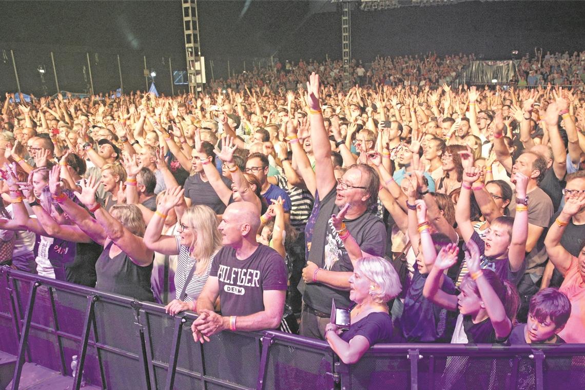 LaBrassBanda begeisterte das Publikum im Winterbacher Zelt und brachte Jung und Alt zum Tanzen. Foto: R. Steinemann