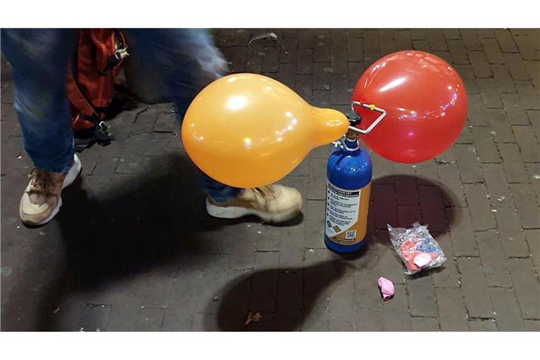 Lachgas aus Luftballons einzuatmen, ist kein harmloser Party-Spaß. Die gesundheitlichen Folgen können gravierend sein. (Archivbild)