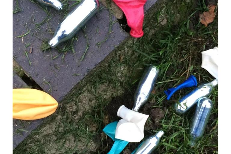 Lachgas wird aus Kapseln für Sahnespender oder aus Luftballons inhaliert. Der Konsum führt zu einem kurzen Rausch. Foto: Teresa Dapp