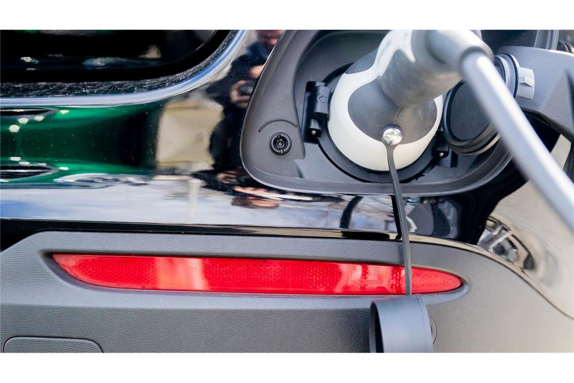 Ladekabel und Auspuff: Das muss ein Plug-in-Hybrid sein. (Archivbild)