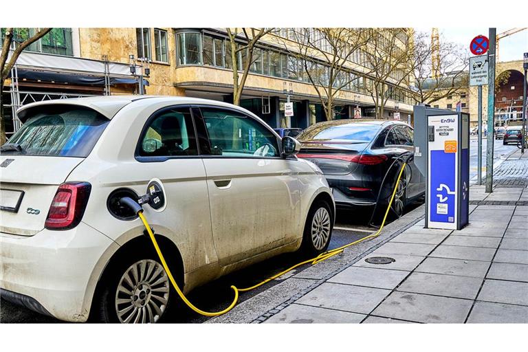 Ladesäulen gehören in Stuttgart inzwischen überall zum Stadtbild.