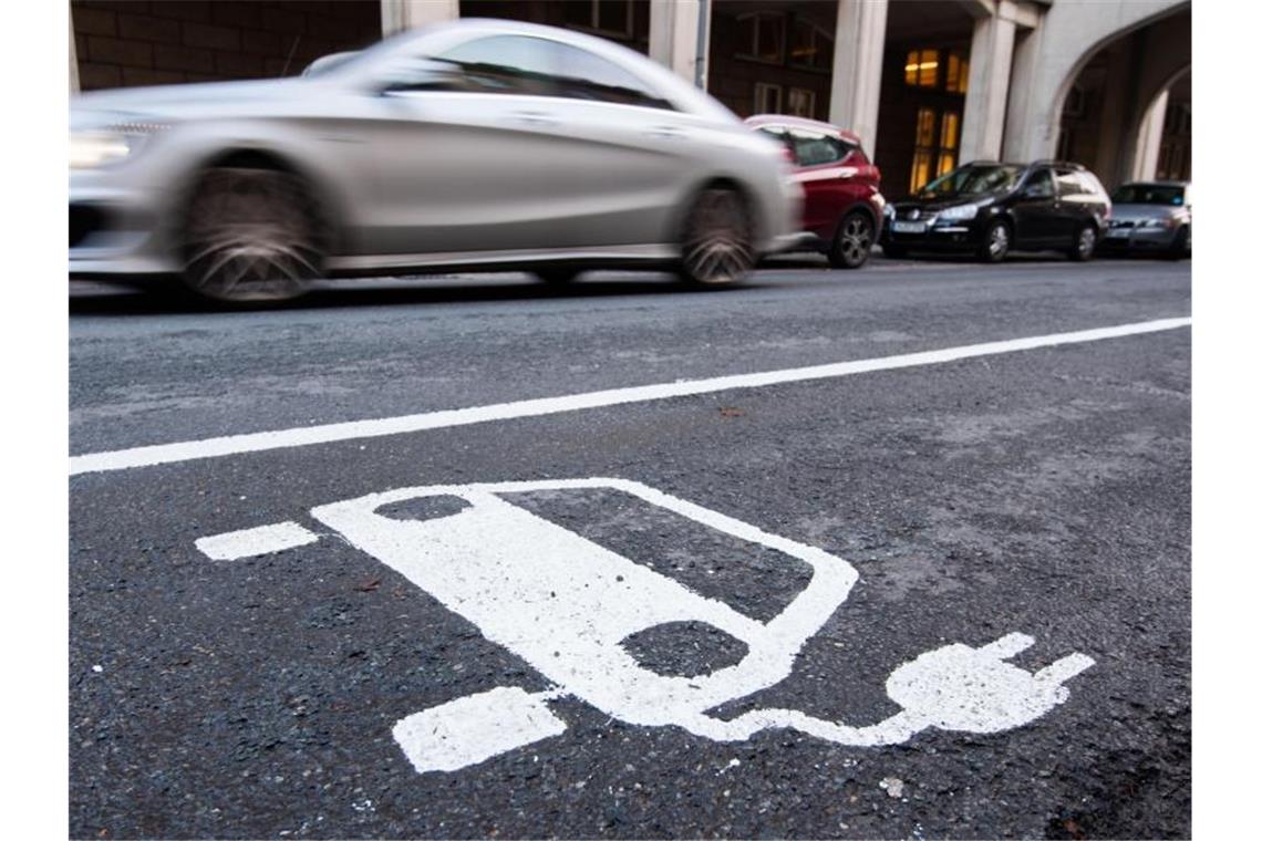 E-Autos: CDU-Fraktionschef warnt vor einseitiger Ausrichtung Ladestation für E-Autos. Foto: Julian Stratenschulte/dpa/Archivbild
