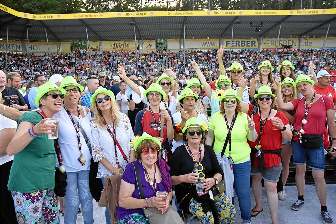 Ladies mit neongelben Hüten. Konzert am Samstag. 