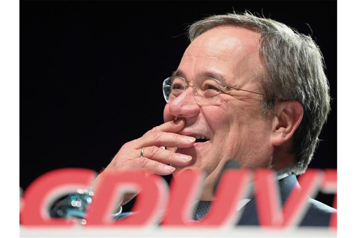 CDU-Vorsitz: Merz prescht vor - Brinkhaus fordert Demut Lächelt verschmitzt - und schweigt: Armin Laschet, NRW-Ministerpräsident und einer der drei aussichtsreichen Kandidaten für den CDU-Vorsitz. Foto: Arne Dedert/dpa