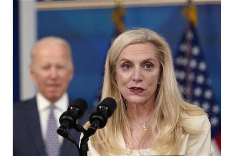 Lael Brainard (r), die von US-Präsident Biden nominierte stellvertretende Vorsitzende der Federal Reserve, spricht während einer Veranstaltung im Weißen Haus. Foto: Susan Walsh/AP/dpa